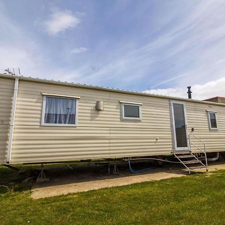 Superb 8 Berth Caravan Near Walton-On-The-Naze In Essex Ref 17175 Kültér fotó