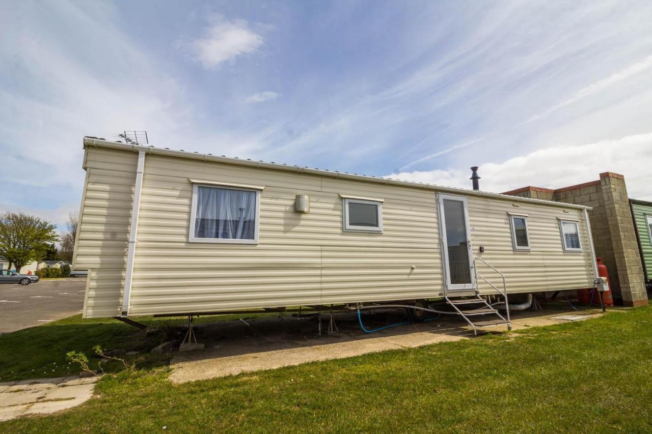 Superb 8 Berth Caravan Near Walton-On-The-Naze In Essex Ref 17175 Kültér fotó