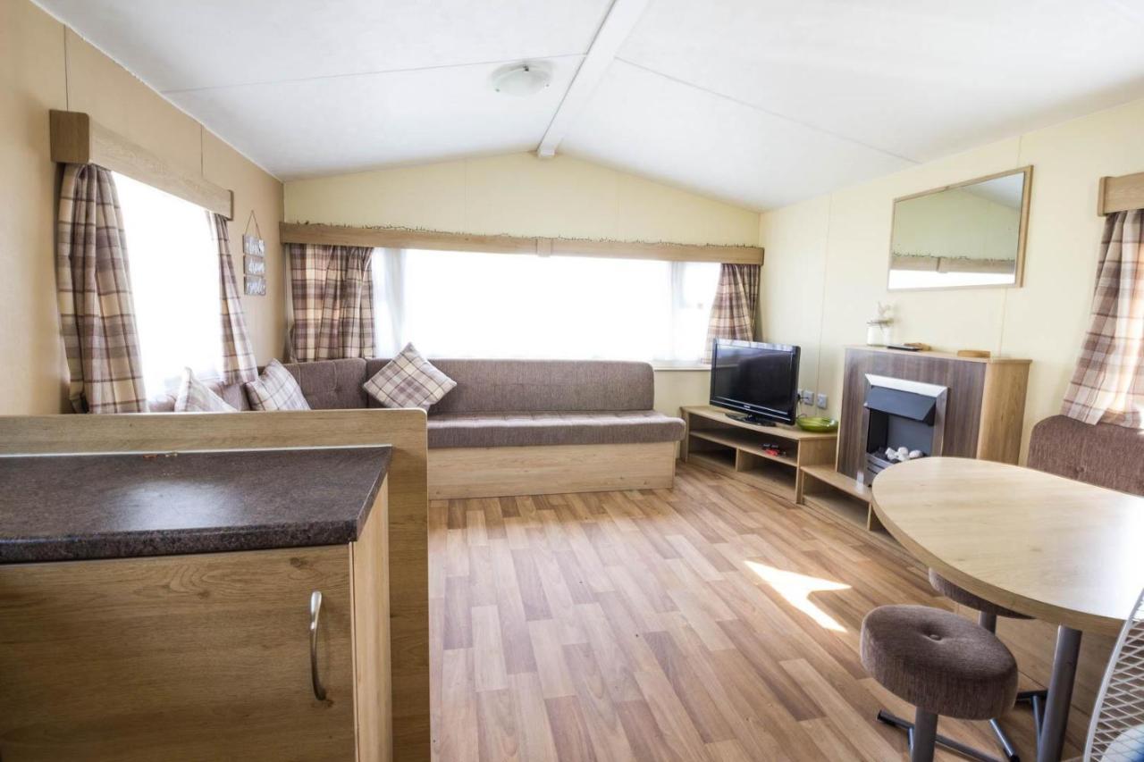 Superb 8 Berth Caravan Near Walton-On-The-Naze In Essex Ref 17175 Kültér fotó