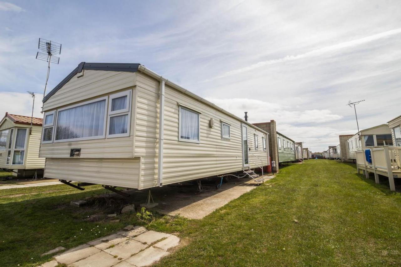 Superb 8 Berth Caravan Near Walton-On-The-Naze In Essex Ref 17175 Kültér fotó