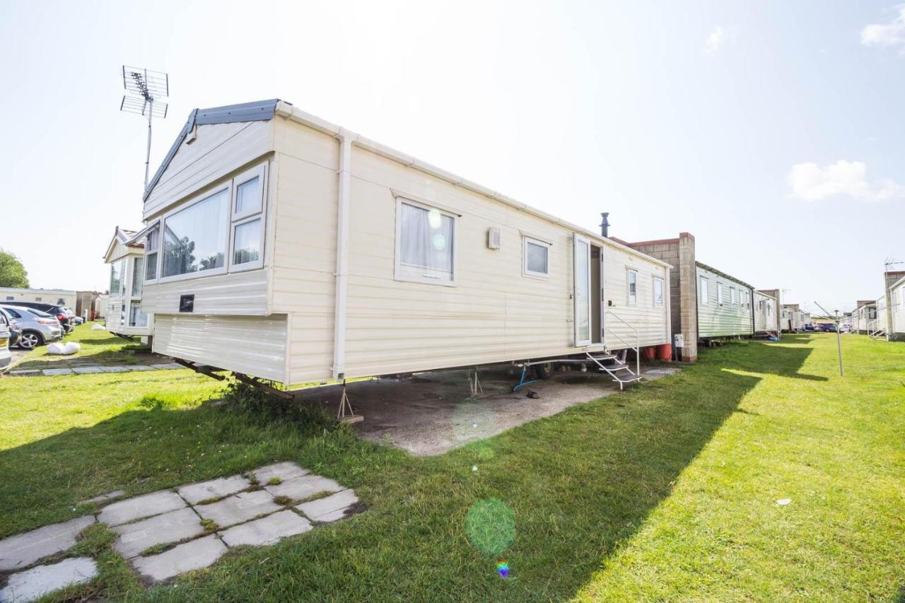 Superb 8 Berth Caravan Near Walton-On-The-Naze In Essex Ref 17175 Kültér fotó